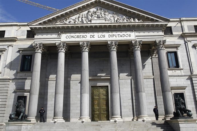 Puerta principal del Congreso de los Diputados con los leones