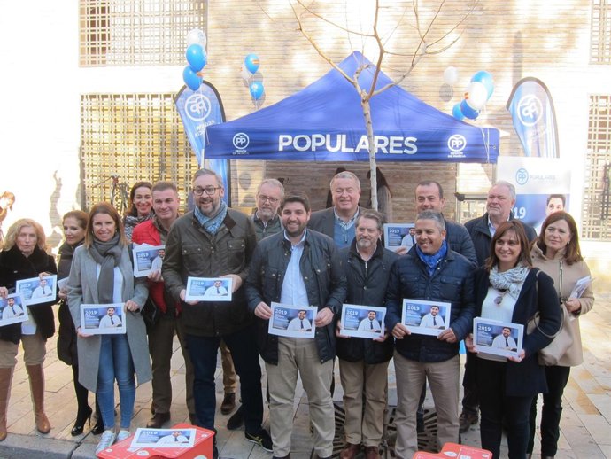 López Miras, en el centro acompañado por diputados y cargos del PP