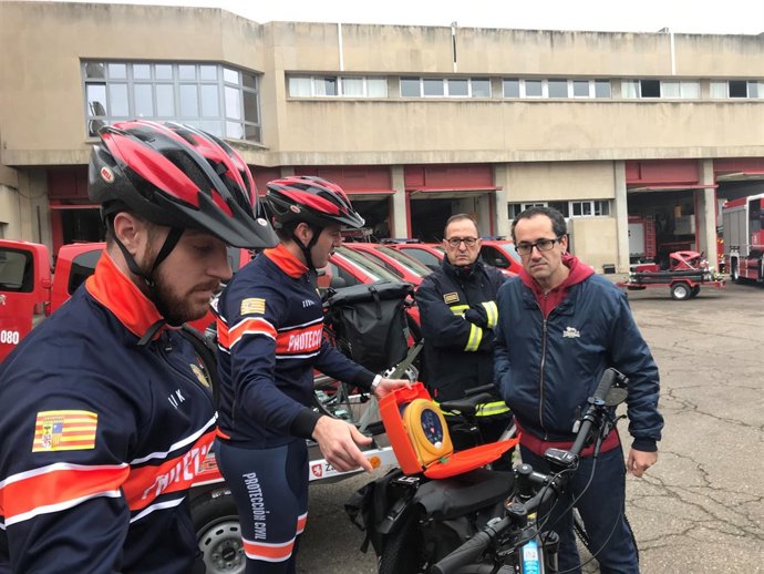 Cubero comprueba los nuevos vehículos de bomberos