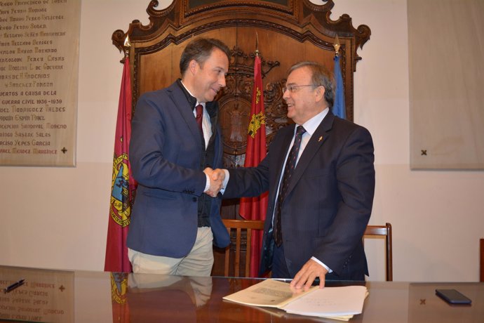 El consejero Patricio Valverde y el alcalde de Lorca tras la firma