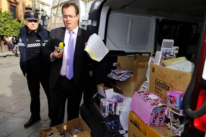 Cabrera muestra artículos intervenidos