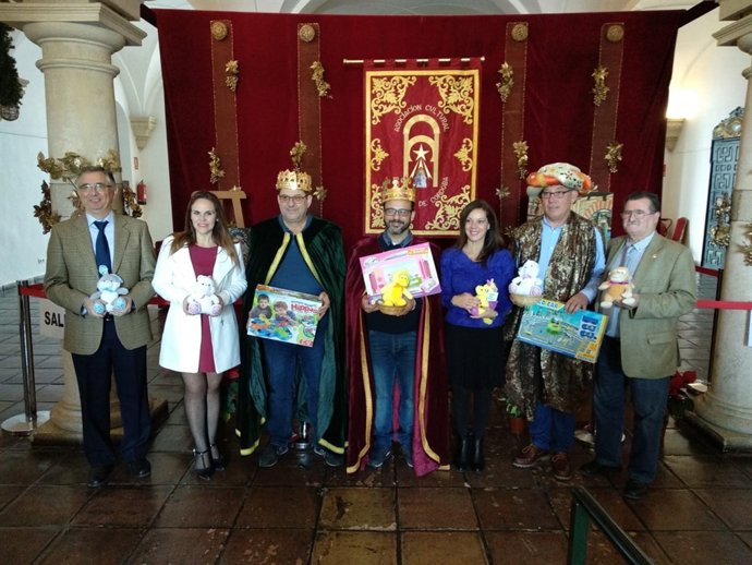 Barbero (izda.) junto a los Reyes Magos
