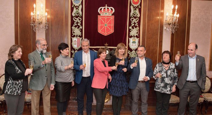 La presidenta Barkos brinda acompañada por los consejeros