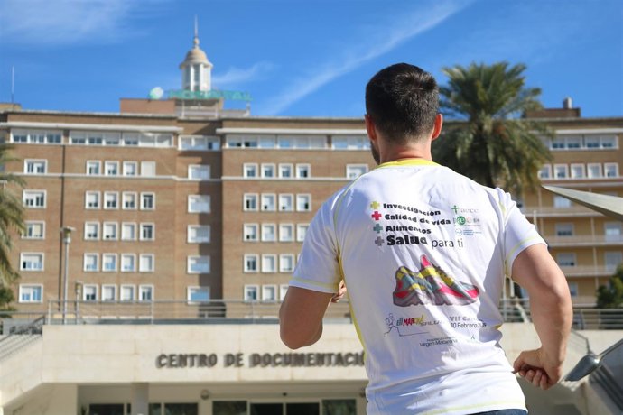 Participante de carrera en las inmediaciones del Virgen del Rocío