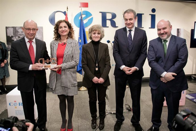 Premio CERMI a la misnitra de Hacienda, María José Montero.