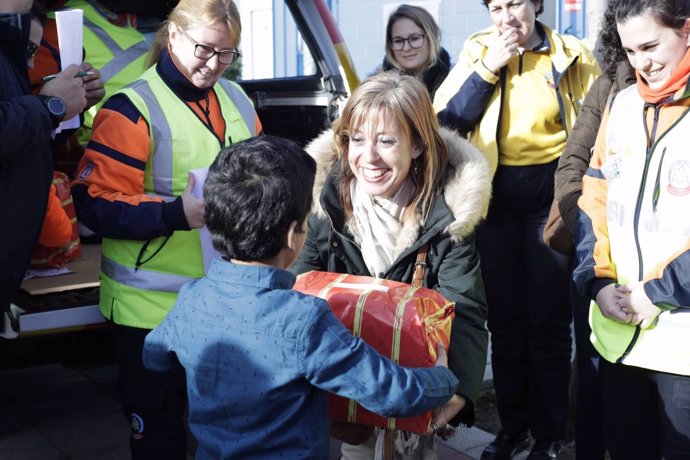 Entrega de juguetes a los menores de centros de acogida de Valdelatas y San Roqu