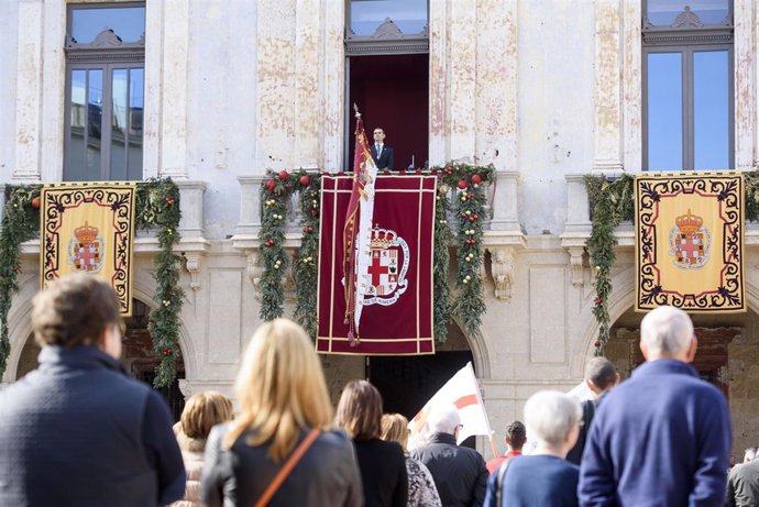 El alcalde de Almería frente al Pendón en la fachada del Ayuntamiento