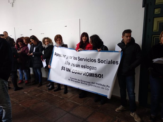 Trabajadores del IPBS protestando en los pasillos del Palacio de la Merced
