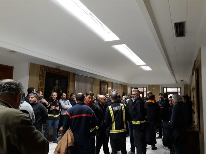 Una concentración de protesta de bomberos en el Ayuntamiento