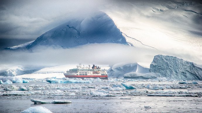 MS Fram de Hurtigruten en la Antártida