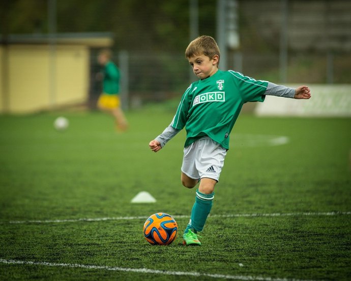 Niño, deporte, hacer deporte, deporte infantil, fútbol infantil