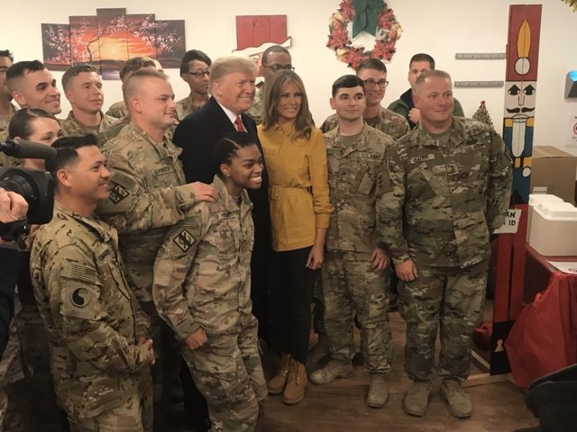 Donald y Melania Trump visitan a las tropas estadounidenses en Irak