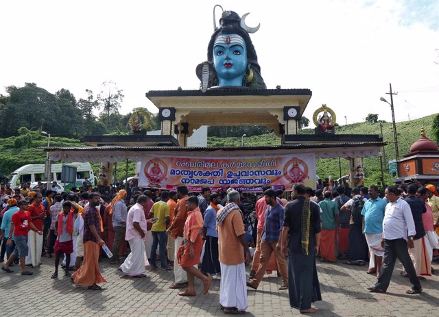 Hindúes durante una protesta frente al templo de Sabarimala