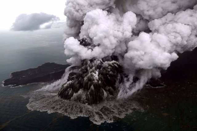 Volcan Anak Krakatoa de Indonesia tras entrar en erupcion