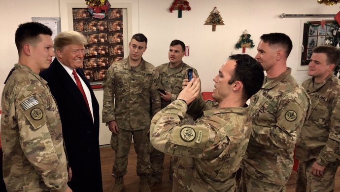 Trump durante su visita a las tropas en Irak