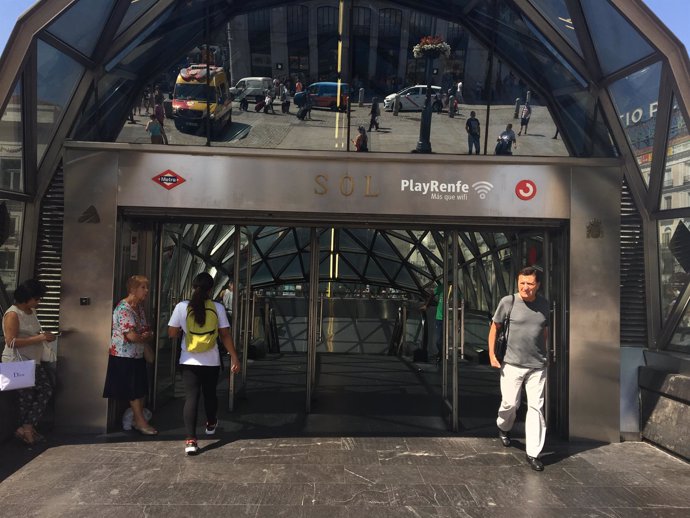 Fotos de recurso de la estación de metro y cercanías de Sol y de la Puerta del S