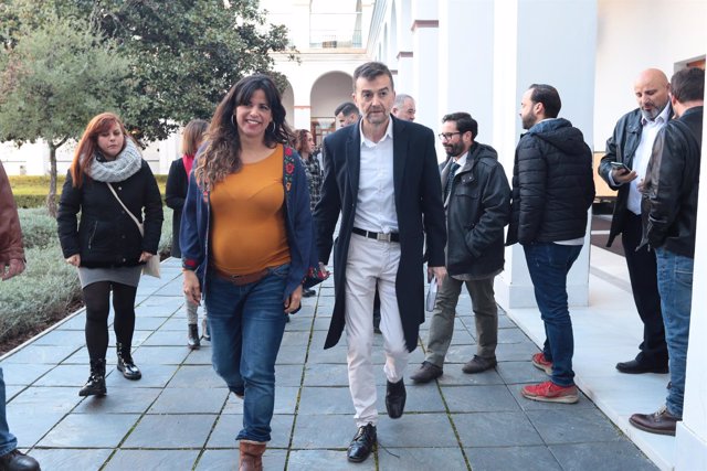 Teresa RodrÃ­guez y Antonio MaÃ­llo en el Parlamento antes de atender a los medios