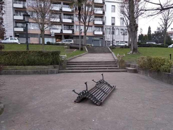 Bancos volcados en el Parque San Francisco.