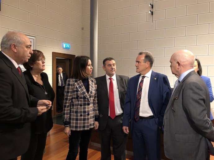 Sánchez Quero habla con diputados del PSOE antes del pleno de la DPZ