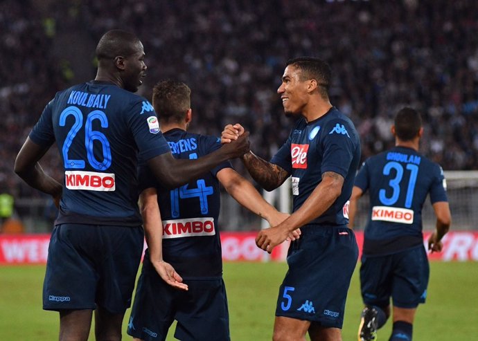 Koulibaly celebrando un gol con sus compañeros del Nápoles