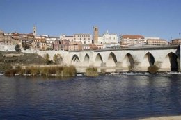 El puente de Tordesillas sobre el Duero que atraviesa el Toro de la Vega
