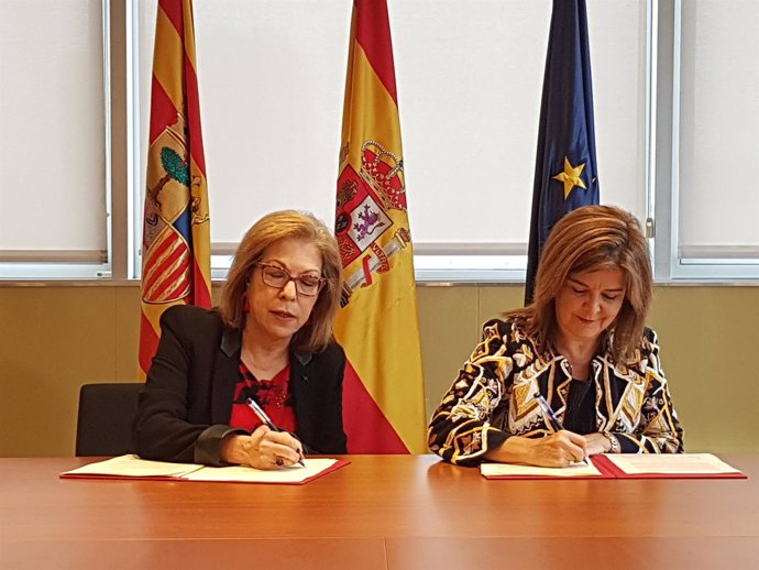 Pilar Ventura y Carmen Vicente han firmado este jueves el acuerdo