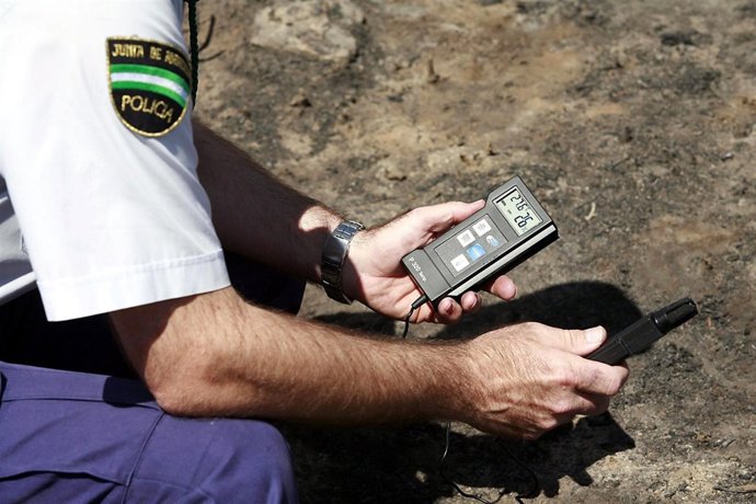 Un agente de la Policía Autonómica de Andalucía Nacional medicion medio ambiente