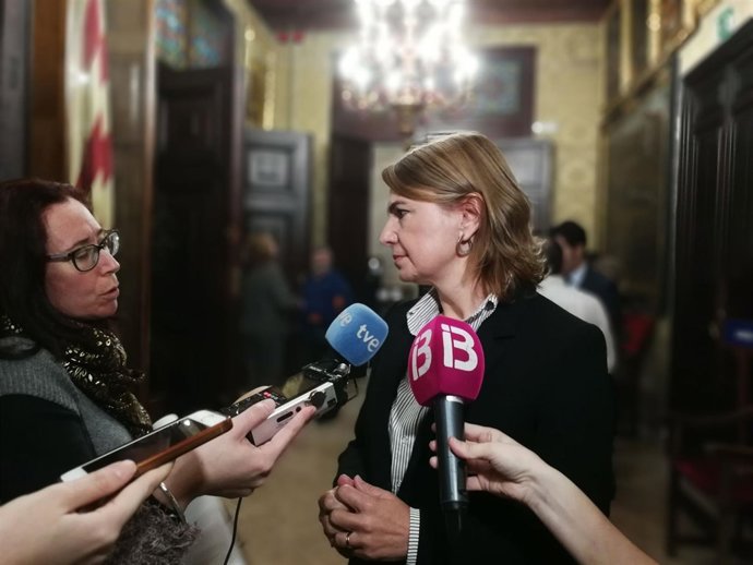 La portavoz del PP en Cort, Margalida Durán, atiende a los medios