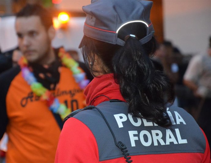 Agente de Policía Foral en un entorno festivo