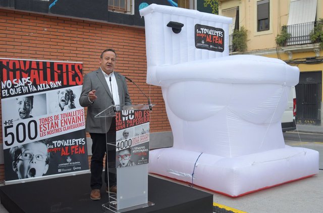 El concejal Vicent Sarrià en la presentación de 'El WC no es una papelera'