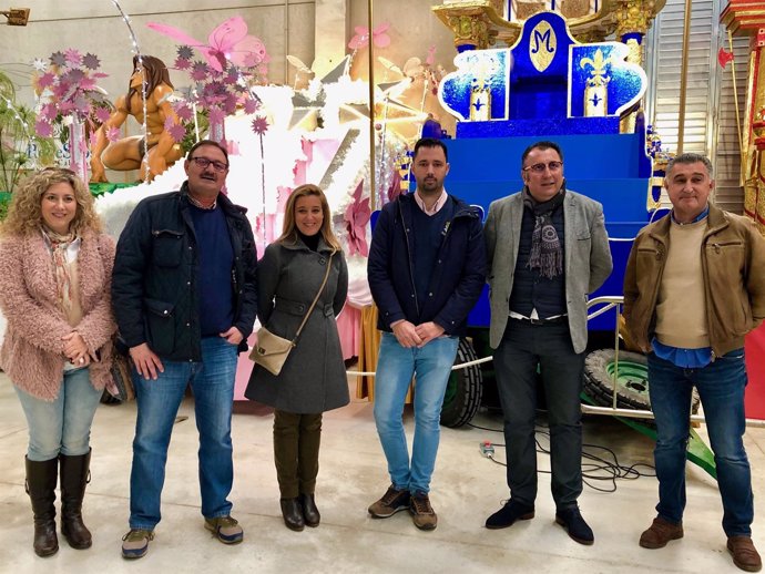 La alcaldesa de Alcalá de Guadaíra vista la Cabalgata de Reyes Silos