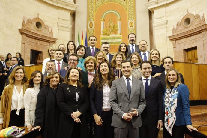 Foto de grupo de los nuevos parlamentarios del PP-A