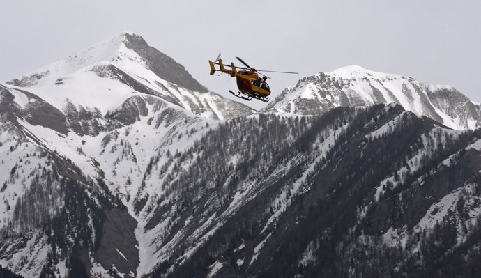 Helicóptero de rescate en los Alpes franceses