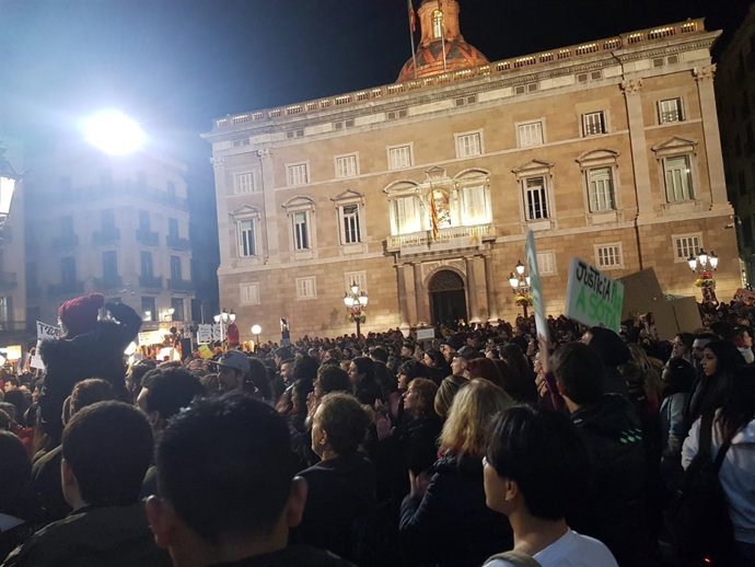 3500 personas defensen el gos abatut per la Guàrdia Urbana