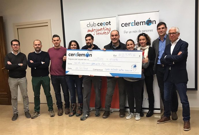 L'entrega del xec de 2.345 euros