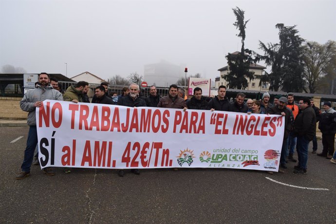 León.- Agricultores a las puertas de Azucarera en La Bañeza