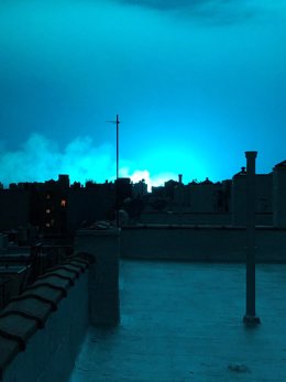 El cielo de Nueva York se tiñe de azul por una explosión de un transformador