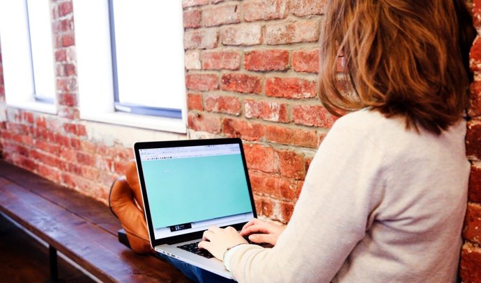 Una mujer conectada a internet
