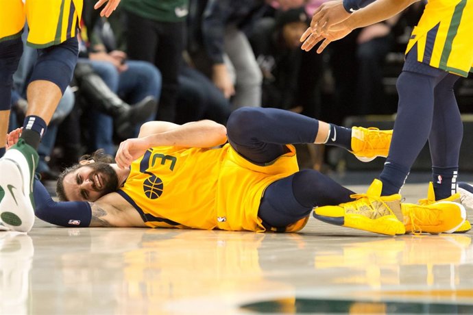 Ricky Rubio (Utah Jazz) se duele tras una caída