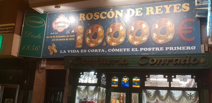 Fachada de entrada a la Confitería con el cartel de 10.000 euros 28-12-2018