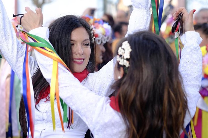 Mujeres bailando verdiales en la Fiesta Mayor de los Verdiales de Málaga