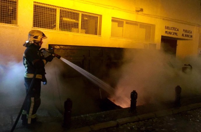 Contenedores incendiados junto a la Biblioteca del Albaicín