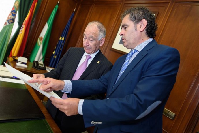 Amat y Torres repasan un documento