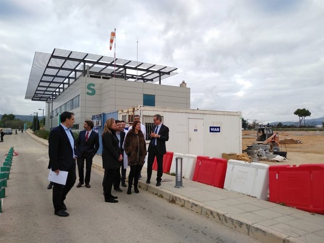 Armengol y Gómez en los aparcamientos de Son Espases