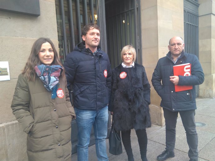 Representantes de UGT antes de entregar las reclamaciones en el Gobierno foral