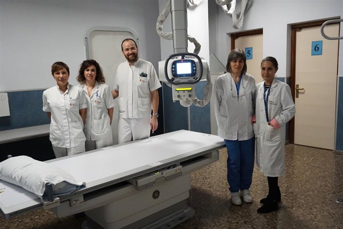 Equipo del Hospital Reina Sofía junto al nuevo equipo robotizado de radiología