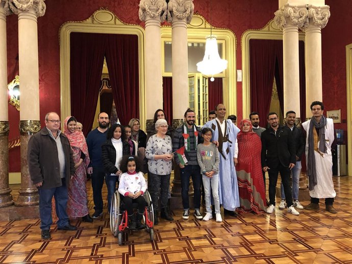 Baltasar Picornell recibe a los niños saharauis en el Parlament