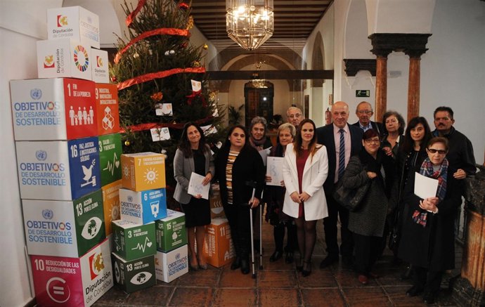 Ruiz (centro), junto a los beneficiarios de los convenios