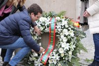 Casado acusa a Sánchez de "someter" al PSOE y al país a la "vergüenza" de un brindis con Otegi porque necesita su voto