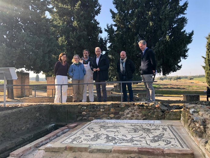 Miguel Ángel Vázquez visita el Edificio de la Exedra de Itálica